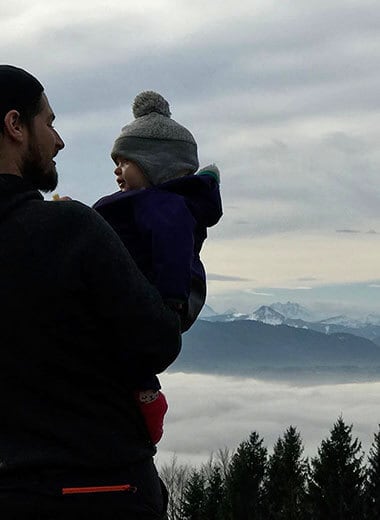 a father and his child next to a lake, Développeur freelance Lille